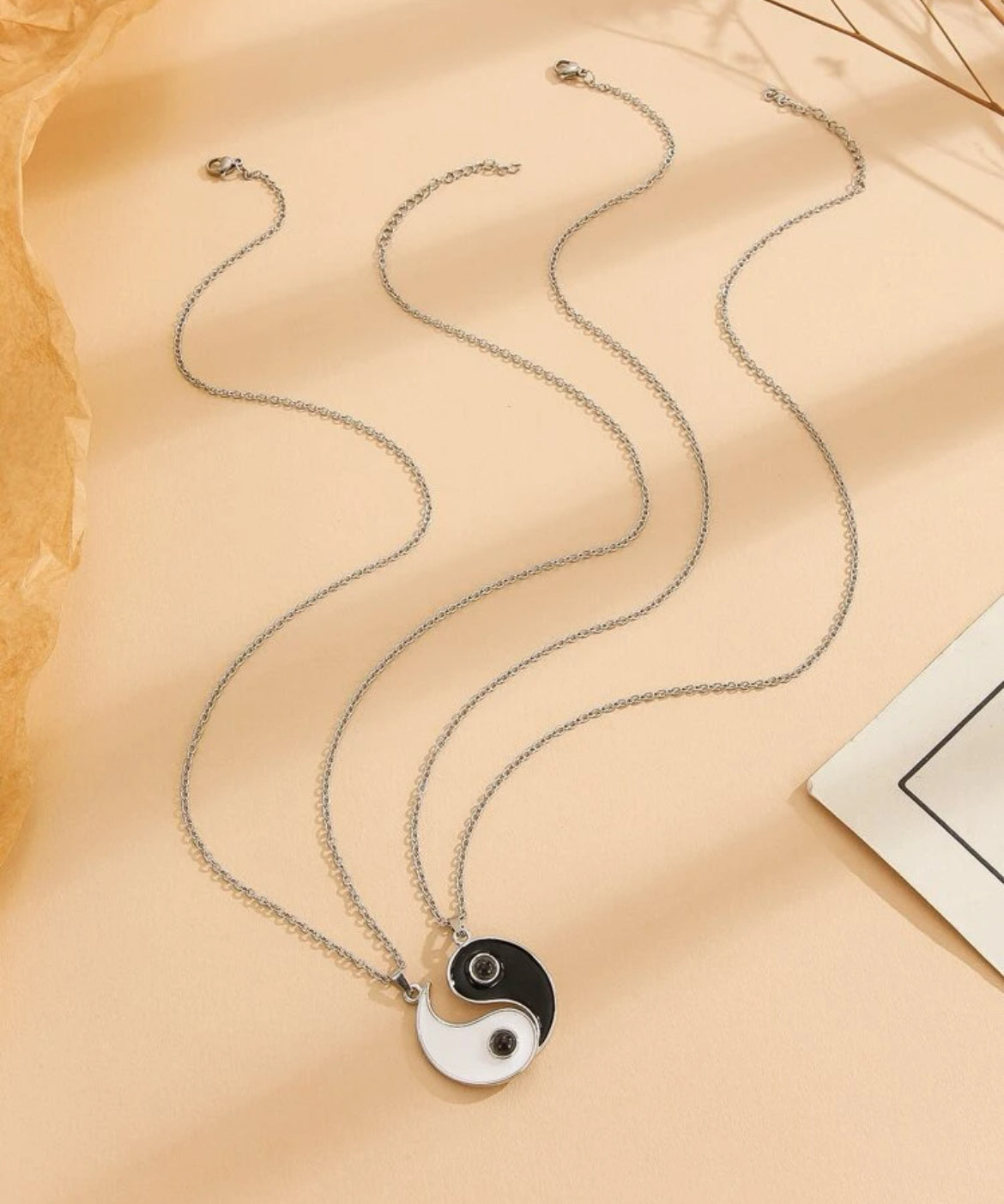 Collar de yin y yang con protección (TE AMO en 100 idiomas)