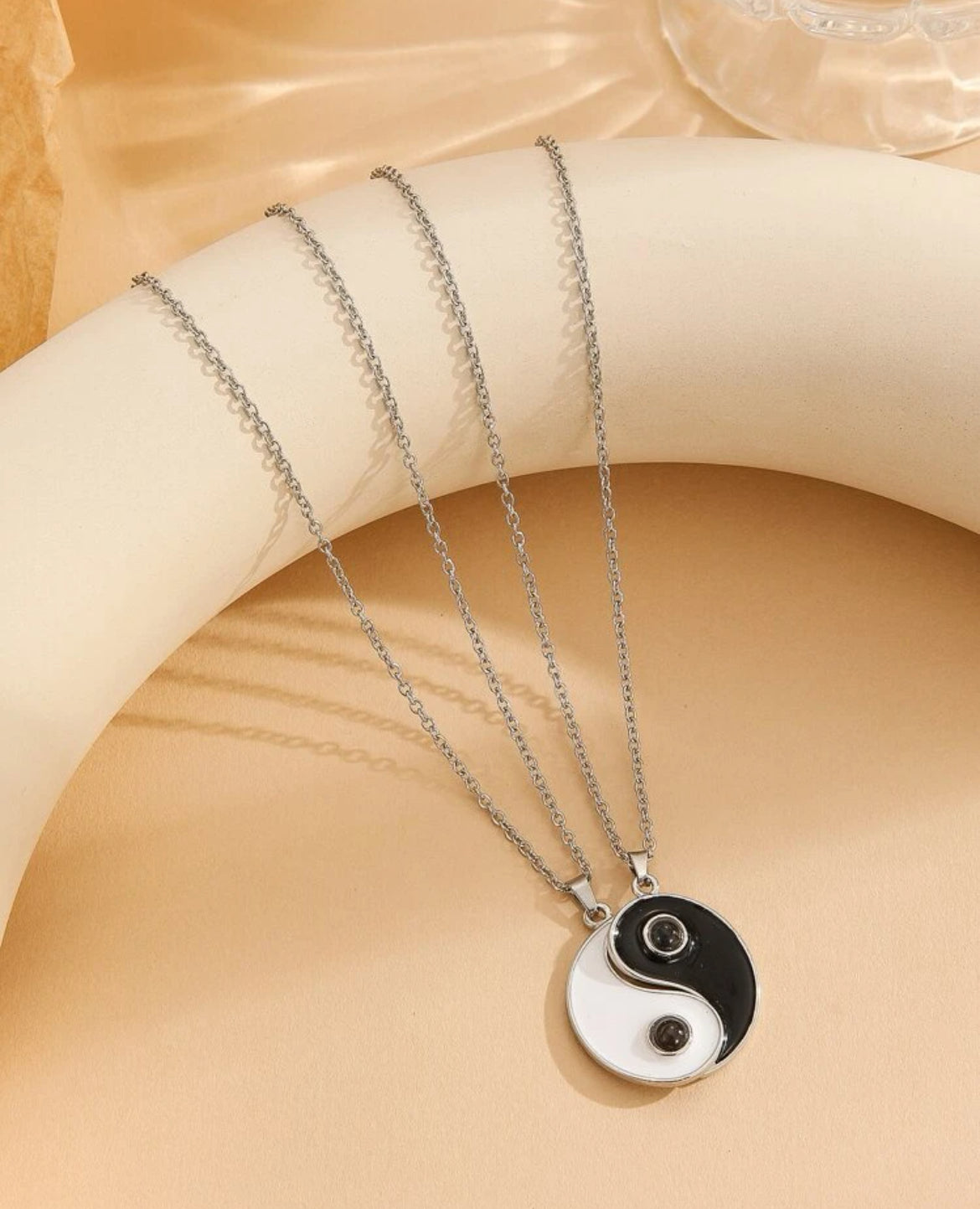 Collar de yin y yang con protección (TE AMO en 100 idiomas)